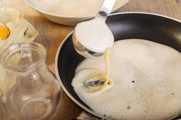 Eier und Milch in einem Topf, Zutaten für Omelett, Low Carb - CSTF000047