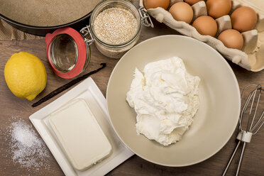 Backzutaten für Käsekuchen auf einem Holztisch - CSTF000057