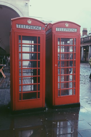 Zwei rote Telefonzellen in der Nähe von Covent Garden in London, UK, lizenzfreies Stockfoto