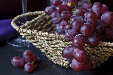 Weidenkorb mit roten Weintrauben (vitis vinifera), Nahaufnahme - YFF000047