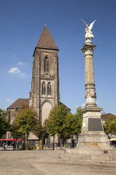 Germany, North Rhine-Westphalia, Oberhausen, Altmarkt, Church of the Sacred Heart, Angel of peace, victory column - WI000392