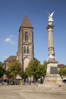 Deutschland, Nordrhein-Westfalen, Oberhausen, Altmarkt, Herz-Jesu-Kirche, Engel des Friedens, Siegessäule - WI000392