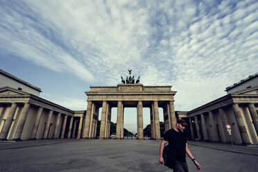 Deutschland, Berlin, Blick auf das Brandenburger Tor mit Tourist im Vordergrund - PAF000443