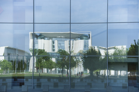 Deutschland, Berlin, Kanzleramt spiegelt sich in Glasfassade, lizenzfreies Stockfoto