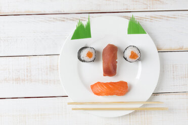 Sushi garniert auf einem Teller als lustiges Gesicht - DRF000533