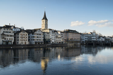 Schweiz, Zürich, Blick auf die Kirche St. Peter, Häuser und Limmat - ELF000895