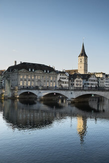 Schweiz, Zürich, Blick auf Brücke, St. Peterskirche, Häuser und Limmat - ELF000894