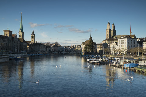 Schweiz, Zürich, Blick auf Limmat und Limmatquai, lizenzfreies Stockfoto