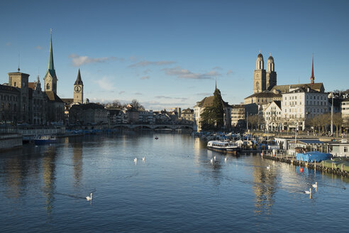 Schweiz, Zürich, Blick auf Limmat und Limmatquai - ELF000893