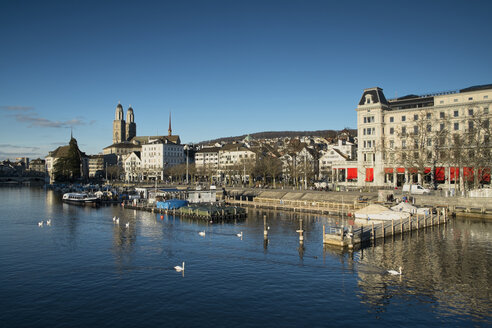 Schweiz, Zürich, Blick auf Limmat und Limmatquai - ELF000892