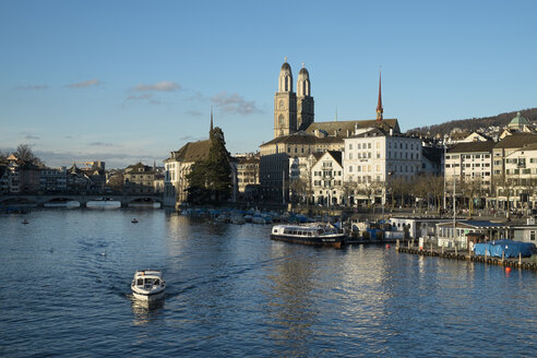 Schweiz, Zürich, Blick auf Limmat und Limmatquai - ELF000891