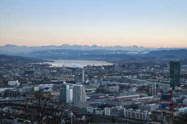 Schweiz, Zürich, Blick auf die Stadt mit Zürichsee vor der Schweizer Alp - ELF000890