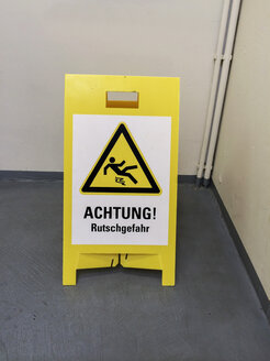 Gereinigte Treppe mit Warnung: Glitschig - HLF000404