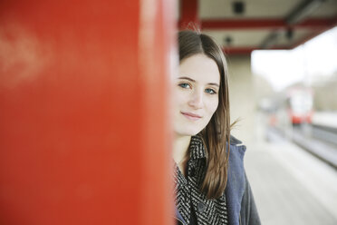 Porträt eines Teenagers, der auf dem Bahnsteig wartet - JATF000672
