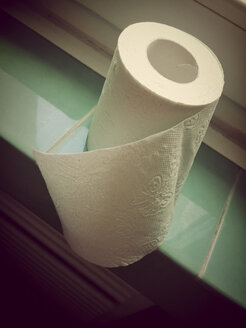 Roll of toilet paper in a bathroom - MYF000199