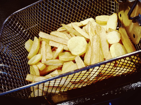 Kartoffelscheiben und Pommes frites zum Frittieren, lizenzfreies Stockfoto