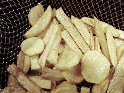 Kartoffelscheiben und Pommes frites zum Frittieren, lizenzfreies Stockfoto