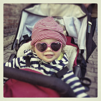 baby trägt schicke herzförmige Sonnenbrille - IPF000052