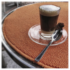 Spanischer Kaffee, Cortado auf einem Tisch - IPF000051