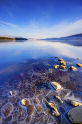 Großbritannien, Schottland, Sutherland, Oykel, Altnaharra, Loch Naver, im Winter - SMAF000194