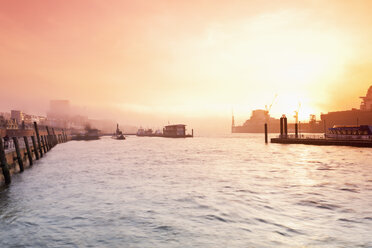 Germany, Hamburg, St. Pauli, Elbe river, harbour in the morning - MSF003400