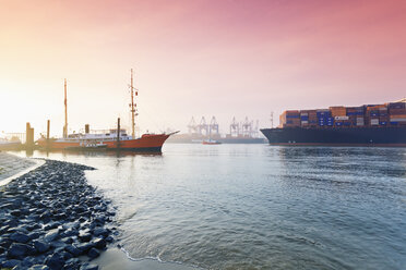 Germany, Hamburg, incoming Container ship MOL Quest, Museum Harbour Oevelgoenne in the morning - MS003405