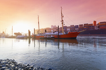 Germany, Hamburg, incoming Container ship MOL Quest, Museum Harbour Oevelgoenne in the morning - MSF003406