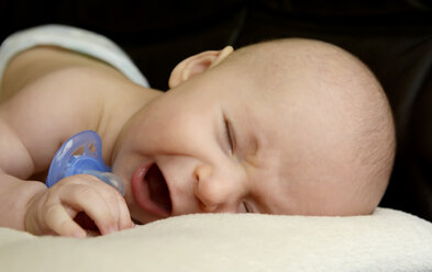 Porträt eines schreienden kleinen Jungen, Nahaufnahme - BFRF000353