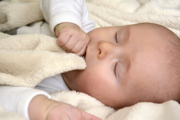 Porträt eines schlafenden kleinen Jungen mit Finger im Mund - BFRF000349