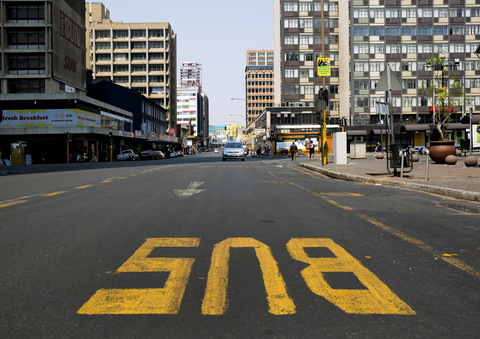 Südafrika, Johannesburg, Straße im Stadtzentrum mit Buslinie, lizenzfreies Stockfoto