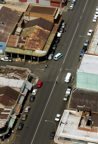 Südafrika, Johannesburg, Überblick über ein Industriegebiet mit Straße, lizenzfreies Stockfoto