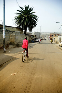 Südafrika, Johannesburg, Township Alexandra, Mann auf Fahrrad - TKF000279