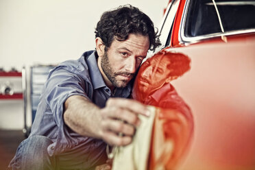 Man polishing his vintage car - SE000569