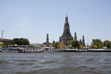 Thailand, Bangkok, Blick auf Wat Arun und Chao Praya Fluss und Boote - ZC000027