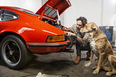 Man repairing his vintage car - SE000572
