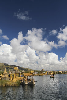 Südamerika, Peru, Puno, Titicacasee, traditionelle Boote der Uros - KRP000343