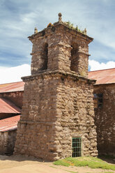 Südamerika, Peru, Puno, Taquile, alter Turm - KRP000346