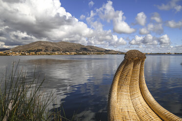 Südamerika, Peru, Puno, Titicacasee, traditionelles Boot der Uros - KRP000350