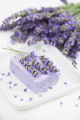 Lavendel (Lavendula) auf weißem Handtuch, Lavendelseife auf Seifenkorb - GWF002622