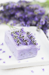 Lavendel (Lavendula) auf weißem Handtuch, Lavendelseife auf Seifenkorb - GWF002623