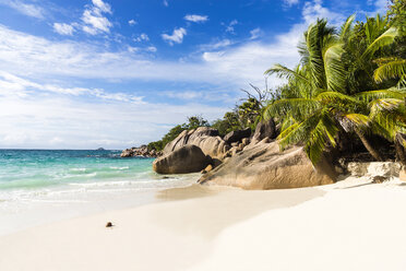 Seychellen, Praslin, Felsformation am Strand Anse Lazio - WEF000023