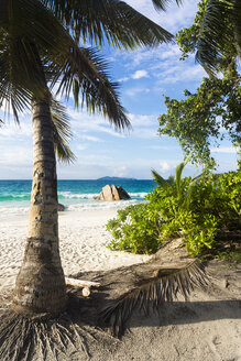 Seychellen, Praslin, Blick von Anse Lazio zur Insel Aride - WEF000019