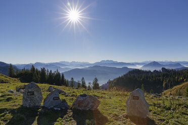 Deutschland, Oberbayern, Bayern, Chiemgauer Alpen, Aschau, Chiemgau, Kampenwand, Steine von verschiedenen Bergen als Panoramakarte - SIEF005104