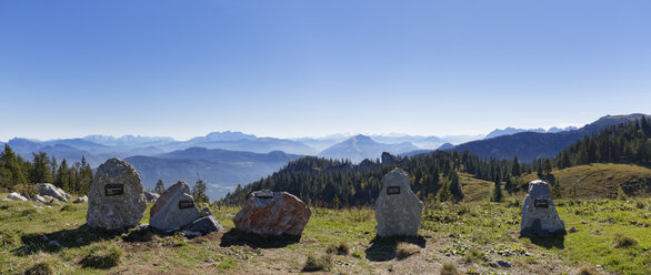 Deutschland, Oberbayern, Bayern, Chiemgauer Alpen, Aschau, Chiemgau, Kampenwand, Steine von verschiedenen Bergen als Panoramakarte - SIEF005103