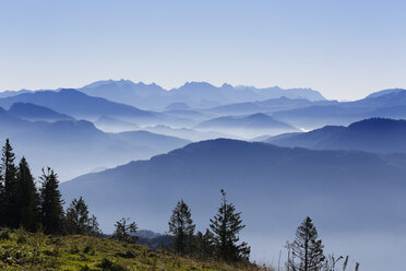 Germany, Upper Bavaria, Bavaria, Chiemgau Alps, Aschau, View from Kampenwand, in the background Watzmann and Steinernes Meer - SIEF005102