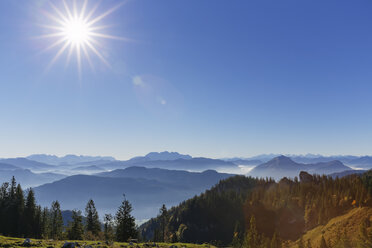 Deutschland, Oberbayern, Bayern, Chiemgauer Alpen, Blick von der Bergstation Kampenwandbahn auf die Loferer Steinberge - SIEF005101