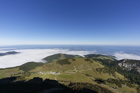 Deutschland, Oberbayern, Bayern, Chiemgauer Alpen, Blick von der Kampenwand über Steinlingalm und Chiemsee, lizenzfreies Stockfoto