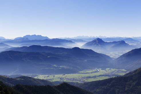 Deutschland, Oberbayern, Bayern, Chiemgauer Alpen, Aschau, Blick von Kampenwand, Schleching und Tiroler Ache, links Loferer Steinberge, rechts Unterberghorn - SIEF005096