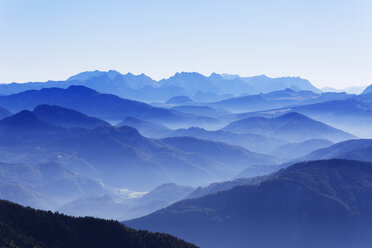 Germany, Upper Bavaria, Bavaria, Chiemgau Alps, Aschau, View from Kampenwand, in the background Watzmann and Steinernes Meer - SIEF005095