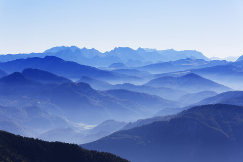 Deutschland, Oberbayern, Bayern, Chiemgauer Alpen, Aschau, Blick von der Kampenwand, im Hintergrund Watzmann und Steinernes Meer - SIEF005095